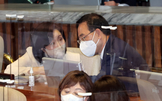 지난 9월19일 서울 여의도 국회 본회의장에서 본회의가 열린 가운데 국민의힘 주호영(오른쪽) 원내대표가 19일 국회 본회의장에서 당 비상대책위원인 전주혜 의원과 대화하고 있다.<연합뉴스>